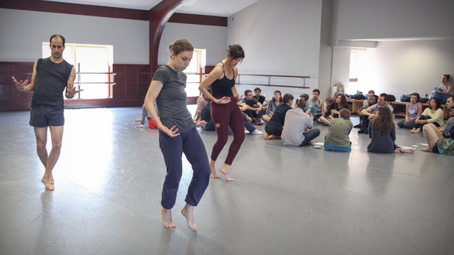 Katerina Andreou, Oren Barnoy and Nibia Pastrana rehearse while students discuss <i>A catalogue of steps</i>