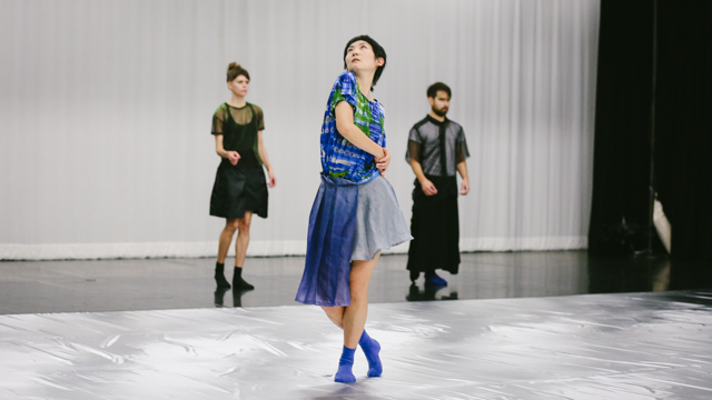 Joanna Kotze, Mina Nishimura and Julian Barnett rehearse with Kota Yamazaki